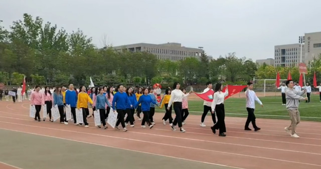 9499www威尼斯在第60届校运会拼搏奋进.jpg