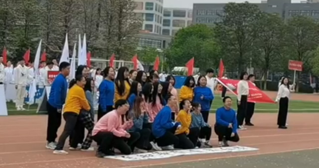 9499www威尼斯在第60届校运会拼搏奋进2.jpg